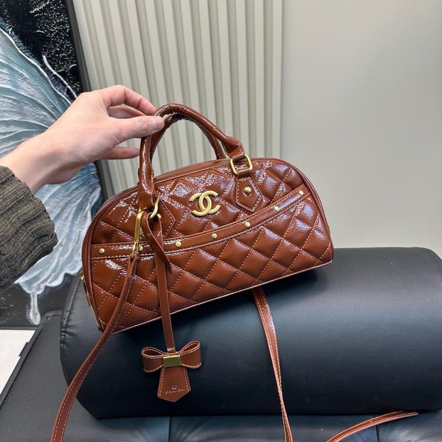 Glossy Quilted Patent Leather Bowling Bag – 28cm - 图片 2
