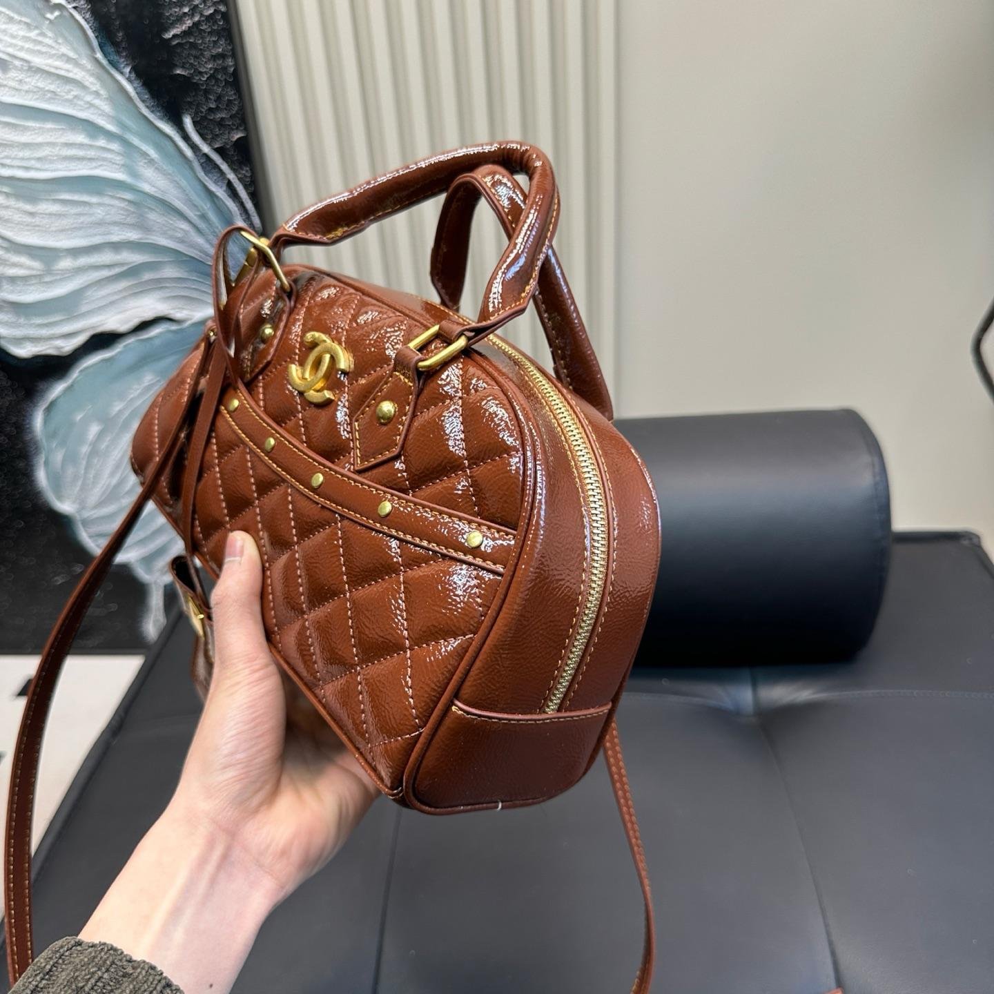 Glossy Quilted Patent Leather Bowling Bag – 28cm - 图片 4