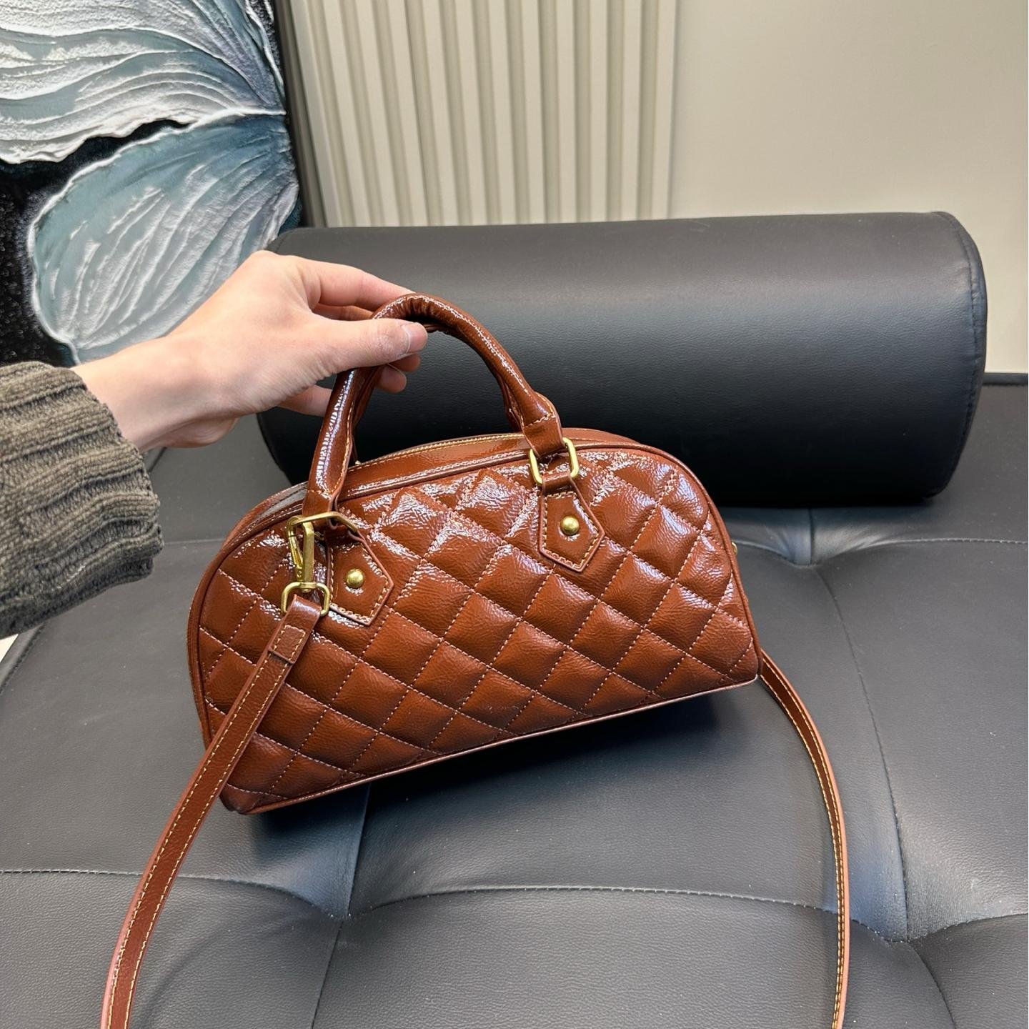 Glossy Quilted Patent Leather Bowling Bag – 28cm - 图片 5