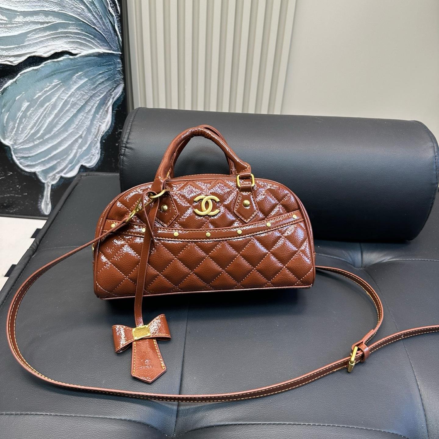 Glossy Quilted Patent Leather Bowling Bag – 28cm - 图片 9