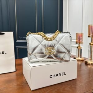 Metallic Quilted Leather Shoulder Bag with Chunky Chain Accent-25CM
