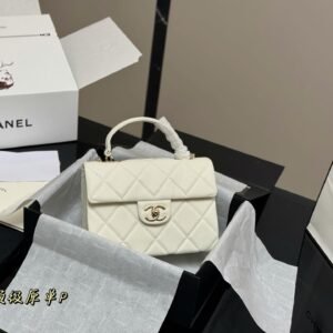 Classic Mini Top Handle Bag in Grained Leather – 21cm Vintage Style