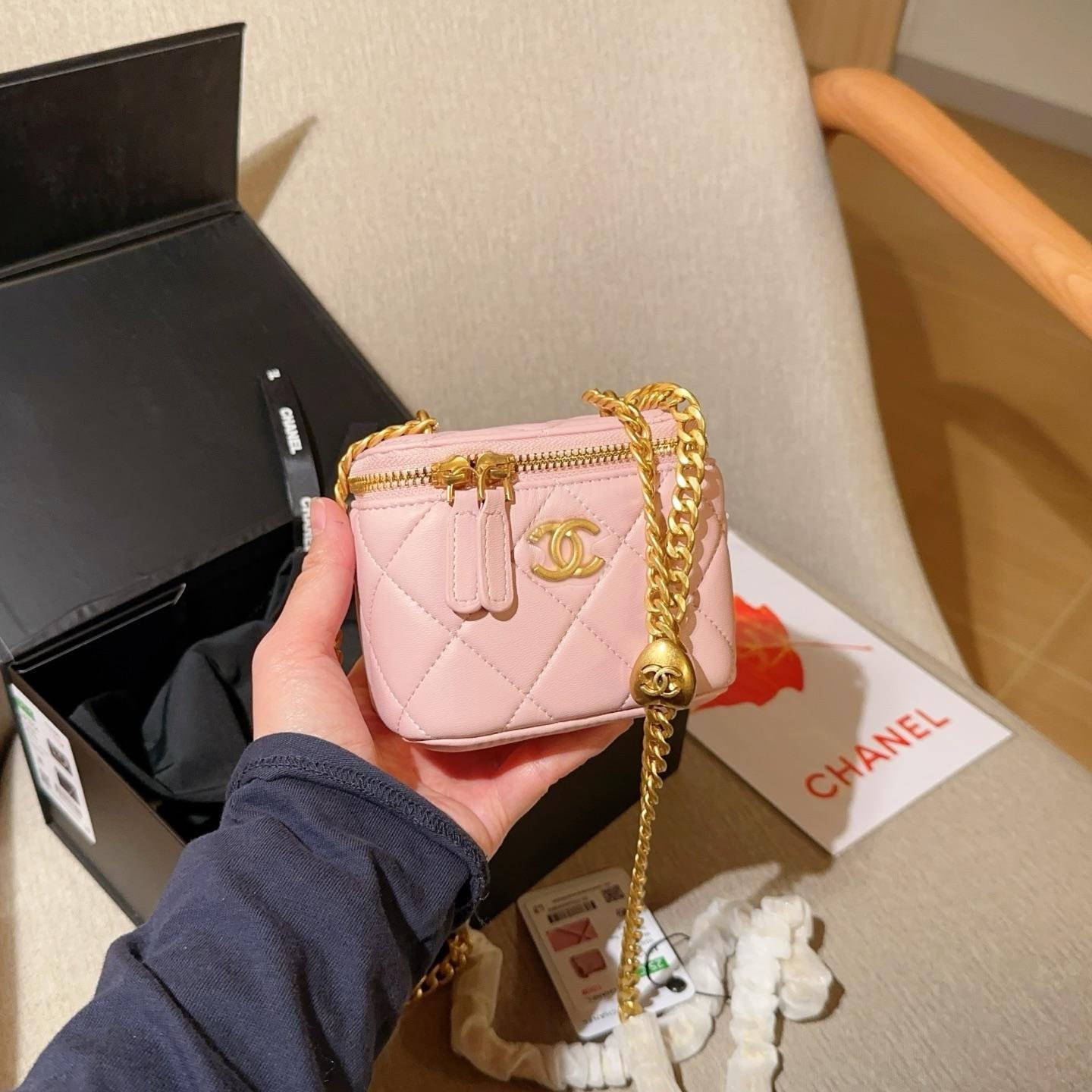 Mini Heart Charm Box Bag in Quilted Leather – 12cm - 图片 3