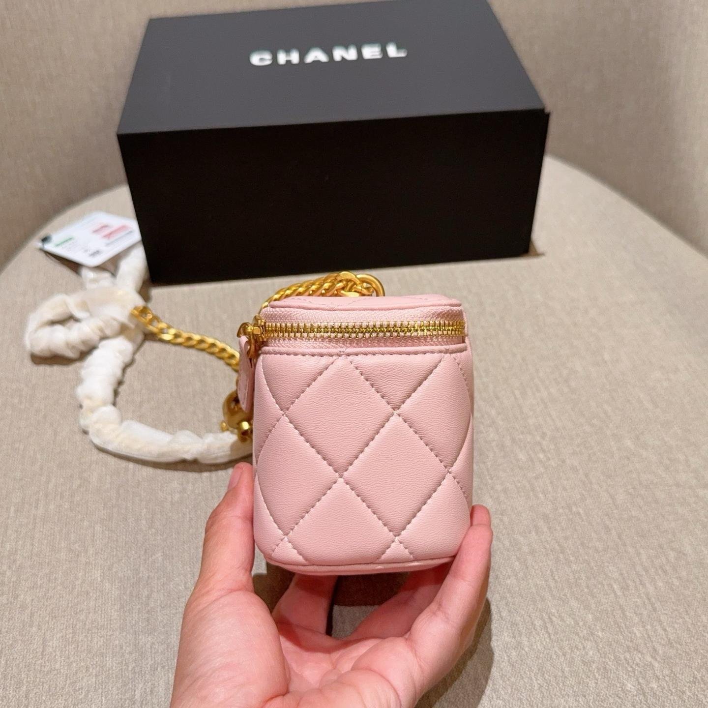 Mini Heart Charm Box Bag in Quilted Leather – 12cm - 图片 4