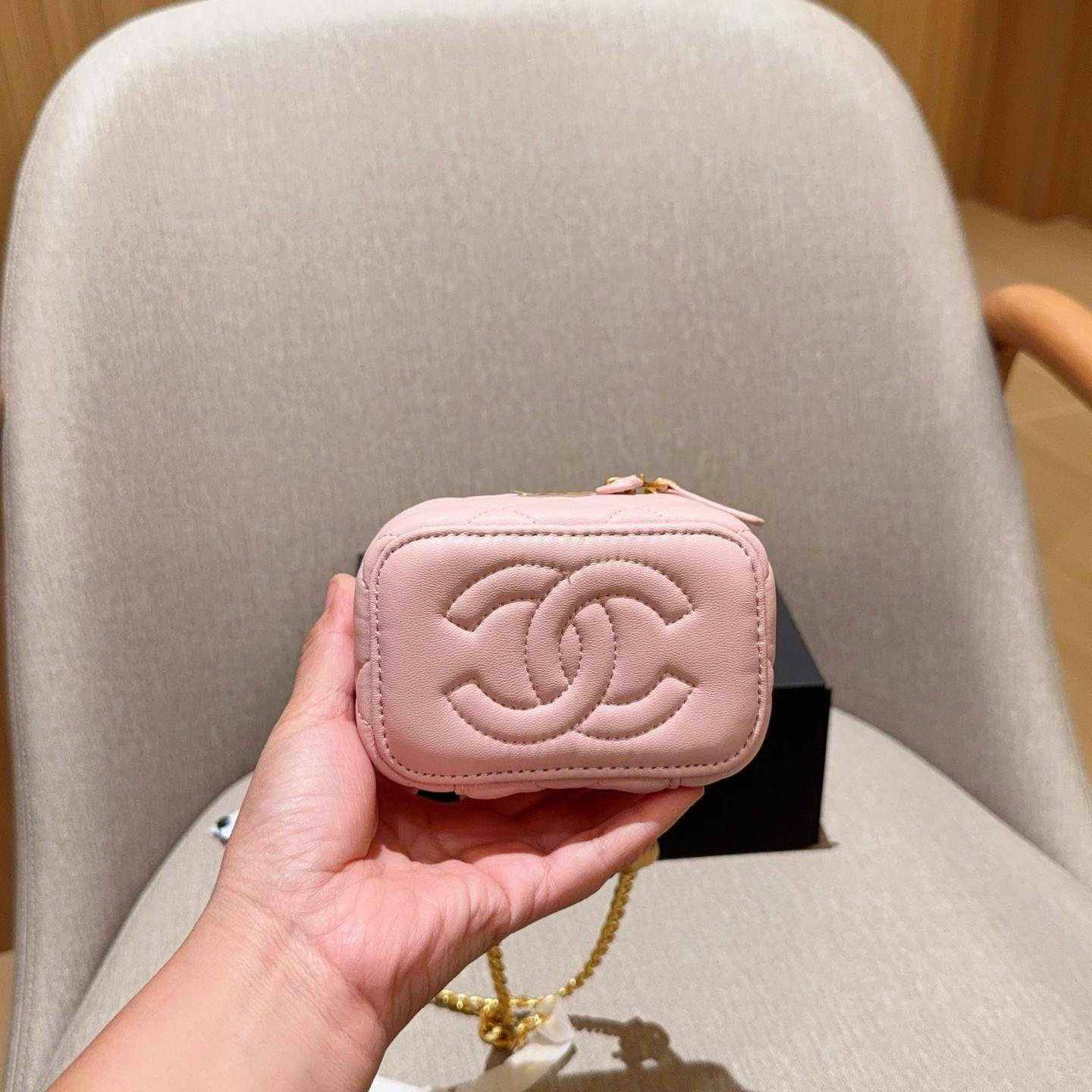 Mini Heart Charm Box Bag in Quilted Leather – 12cm - 图片 5