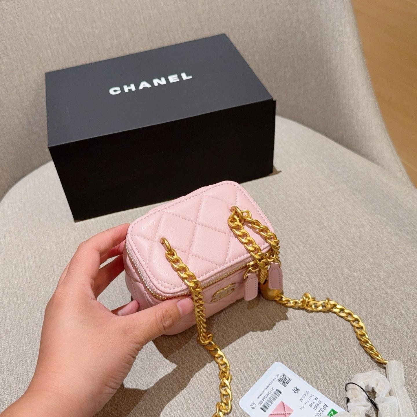 Mini Heart Charm Box Bag in Quilted Leather – 12cm - 图片 6