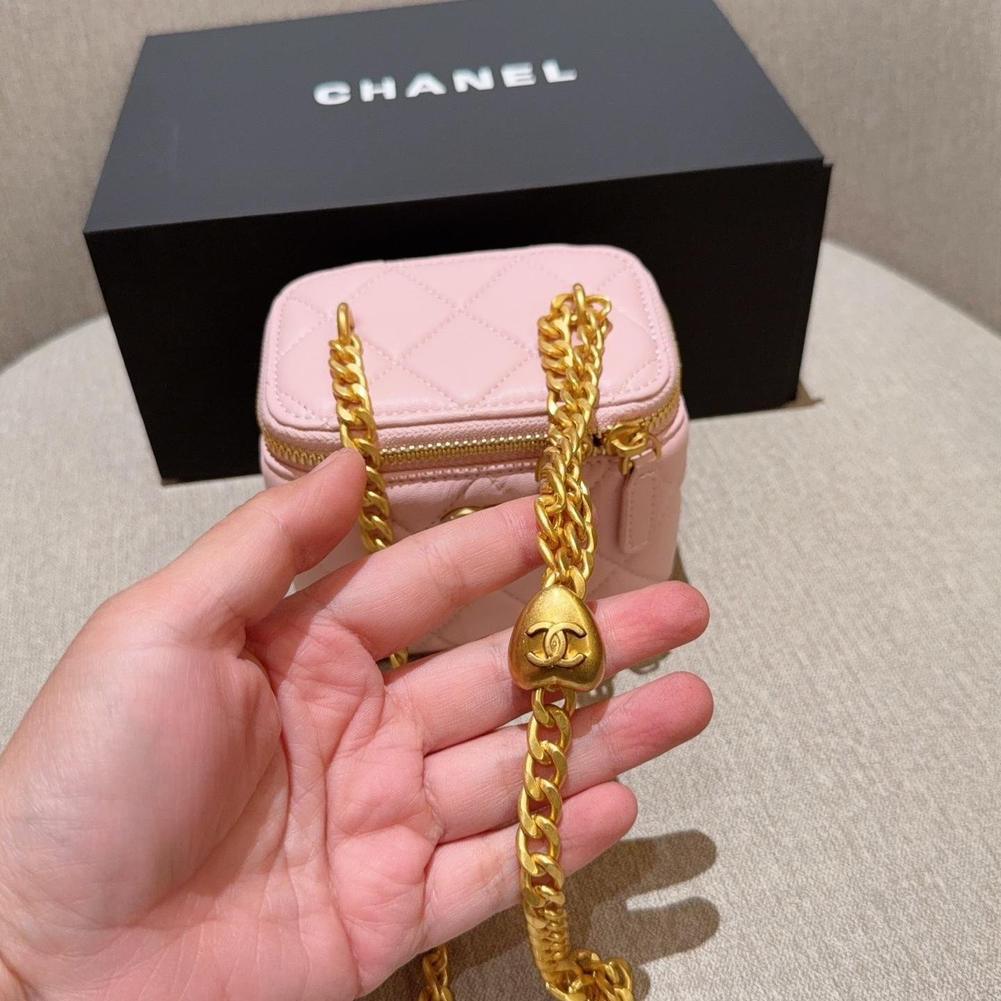 Mini Heart Charm Box Bag in Quilted Leather – 12cm - 图片 7