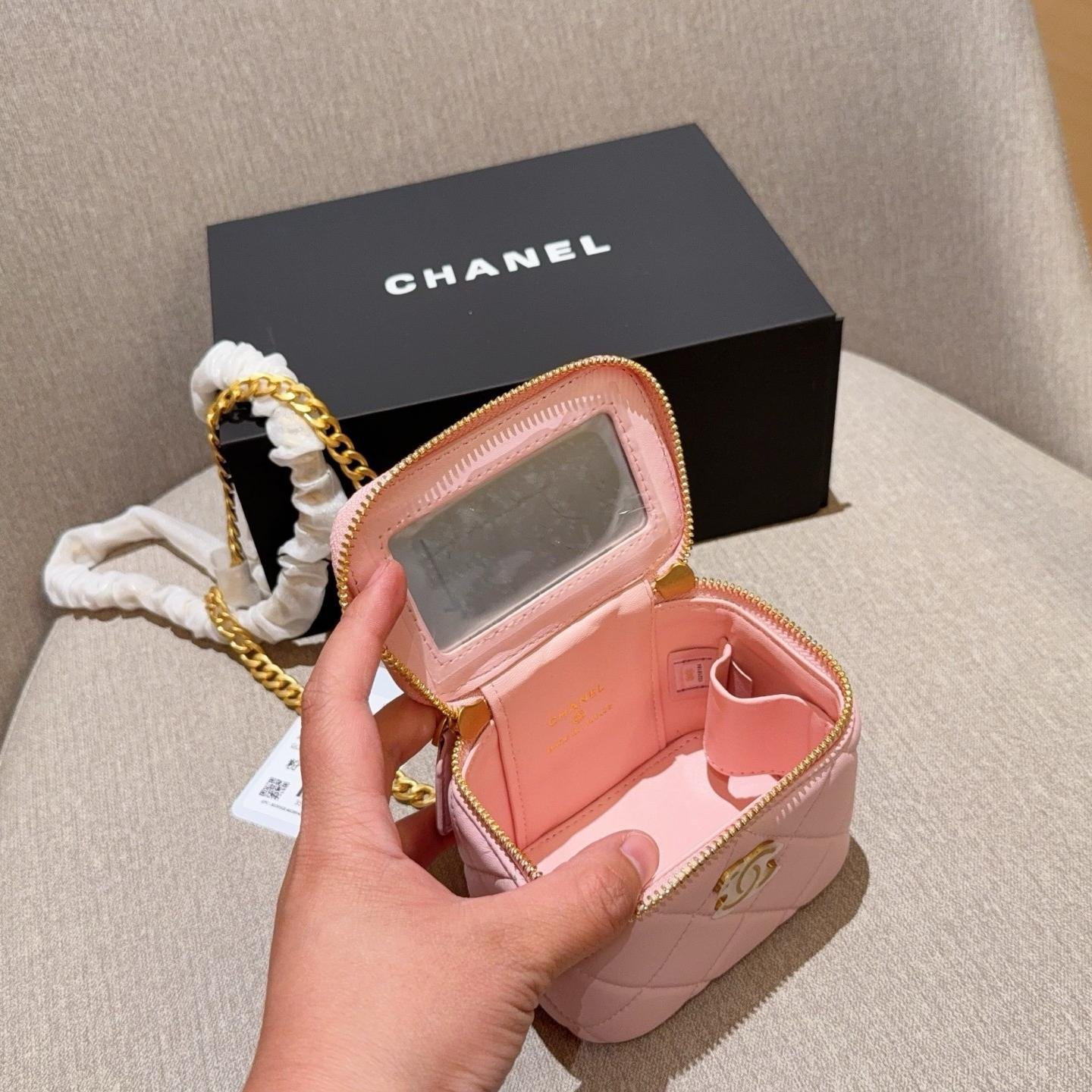 Mini Heart Charm Box Bag in Quilted Leather – 12cm - 图片 8
