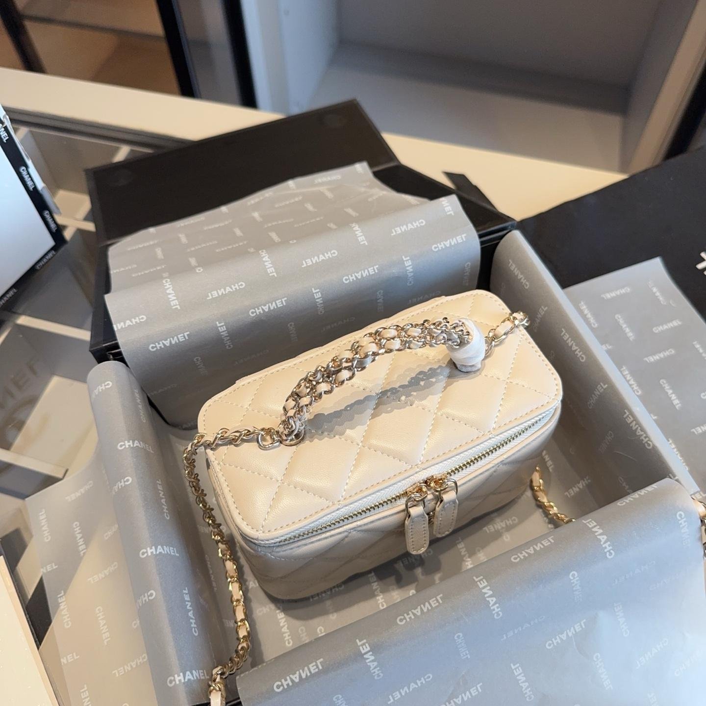 White Leather Vanity Box Bag with Mirror – Mini & Medium - 图片 5
