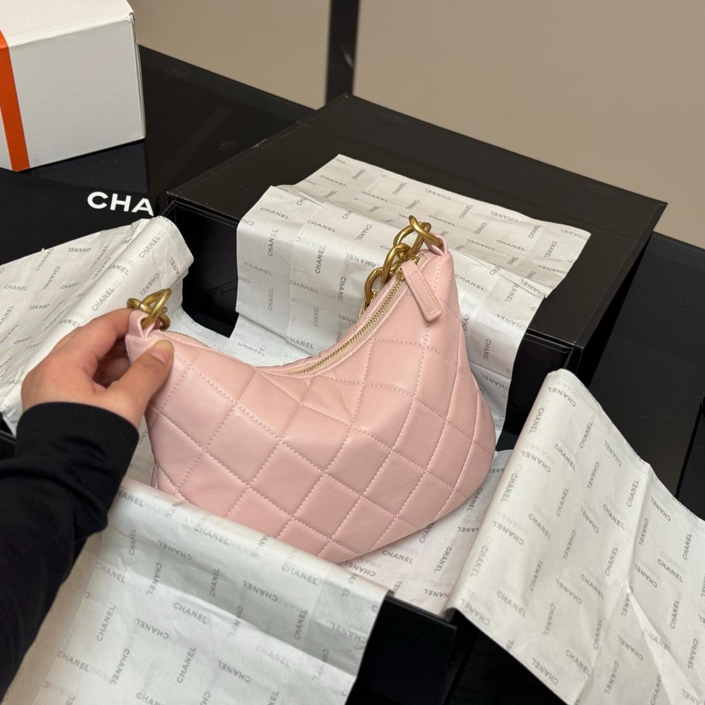 Soft Lambskin Quilted Hobo Bag in Blush Pink - 图片 7