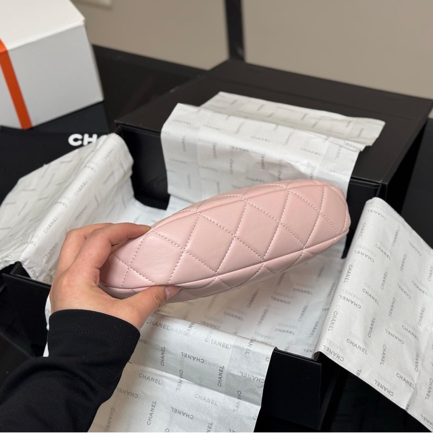 Soft Lambskin Quilted Hobo Bag in Blush Pink - 图片 8