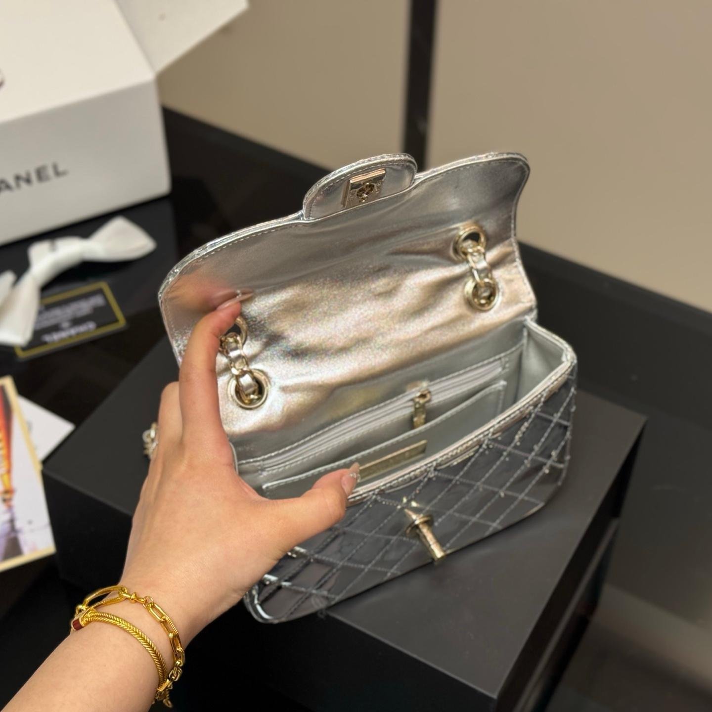 Glossy Silver Patent Quilted Flap Bag with Chain Strap - 图片 2