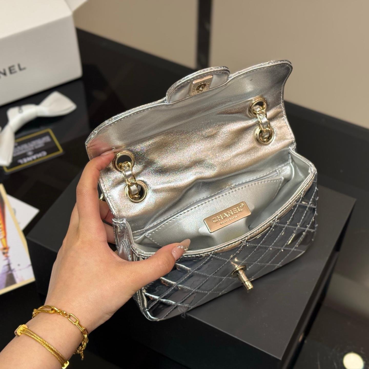Glossy Silver Patent Quilted Flap Bag with Chain Strap - 图片 3