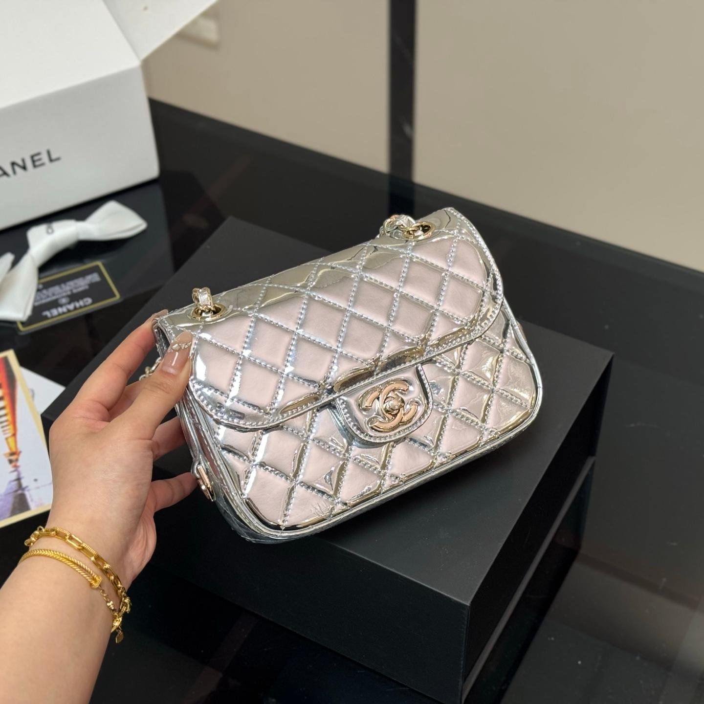 Glossy Silver Patent Quilted Flap Bag with Chain Strap - 图片 4