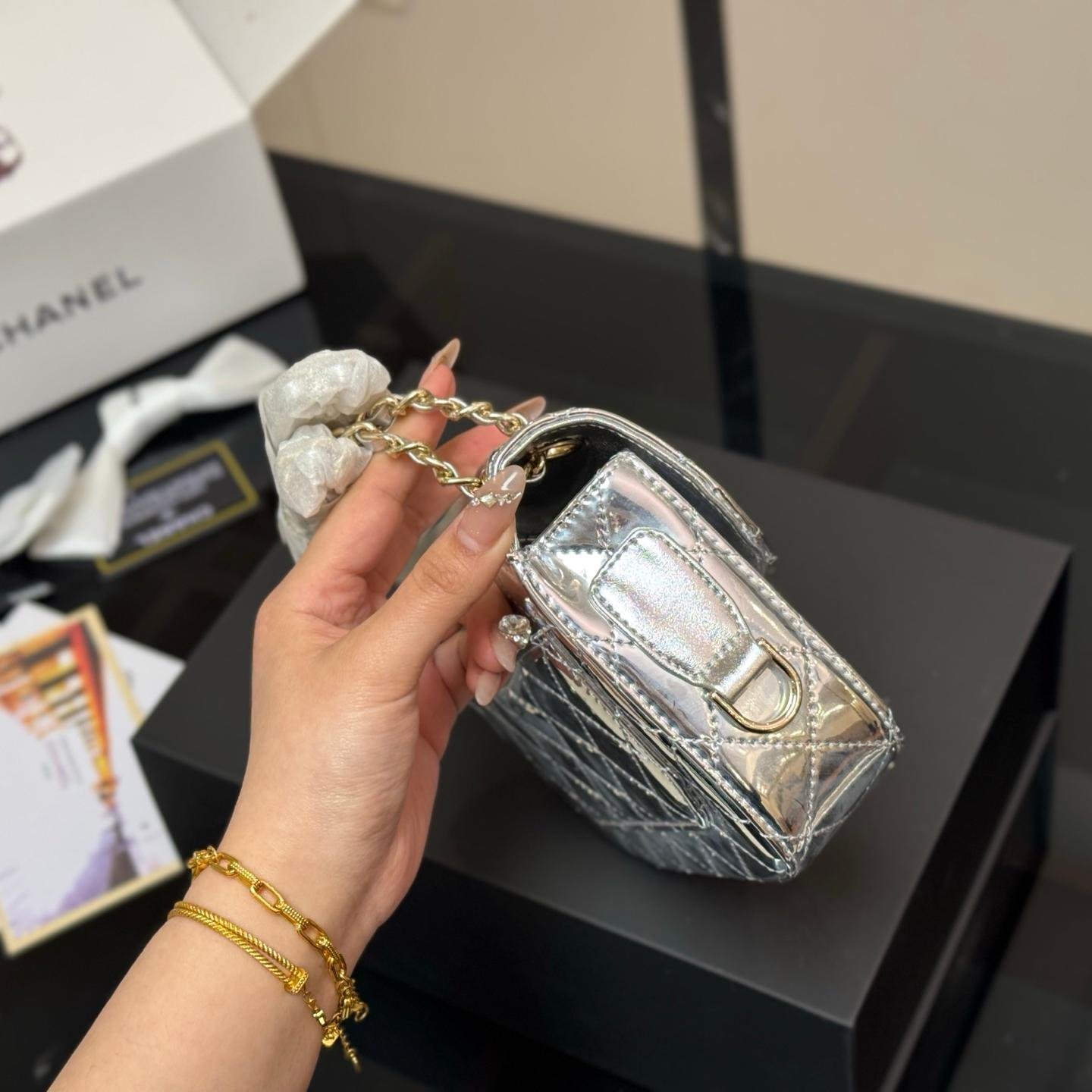 Glossy Silver Patent Quilted Flap Bag with Chain Strap - 图片 5