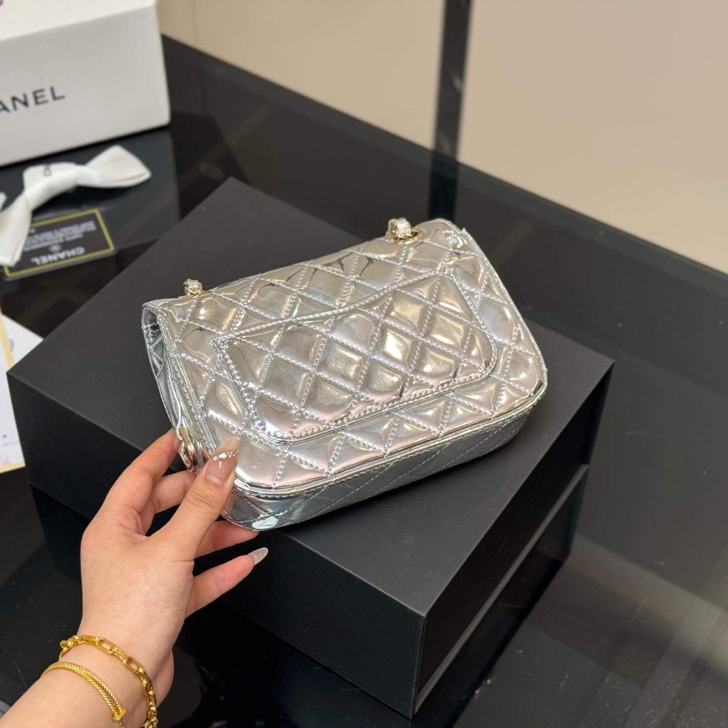 Glossy Silver Patent Quilted Flap Bag with Chain Strap - 图片 6