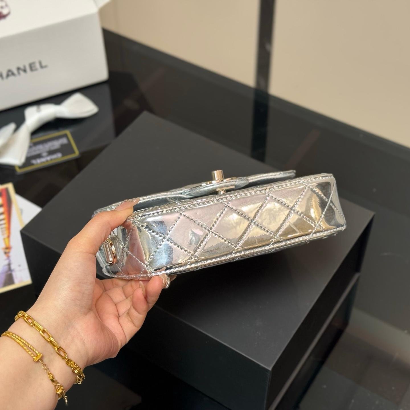 Glossy Silver Patent Quilted Flap Bag with Chain Strap - 图片 7
