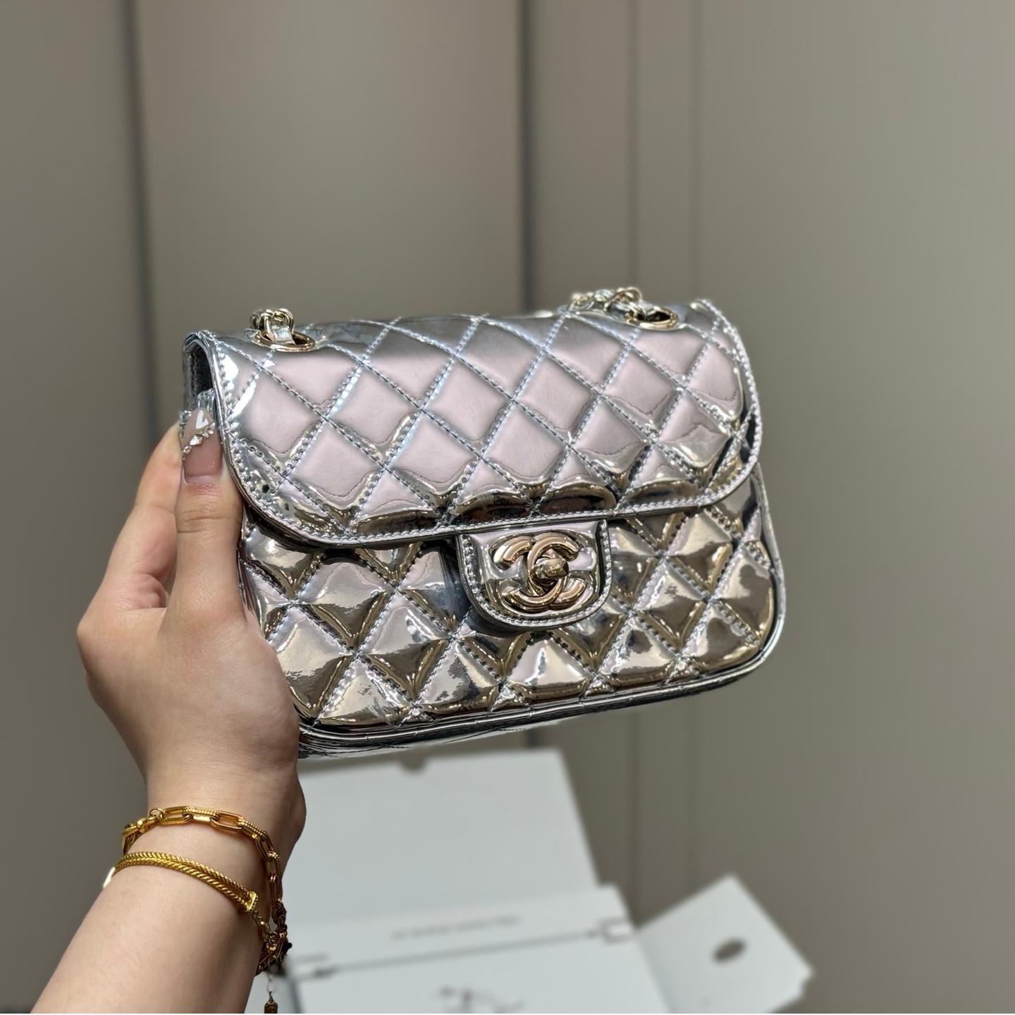 Glossy Silver Patent Quilted Flap Bag with Chain Strap - 图片 8