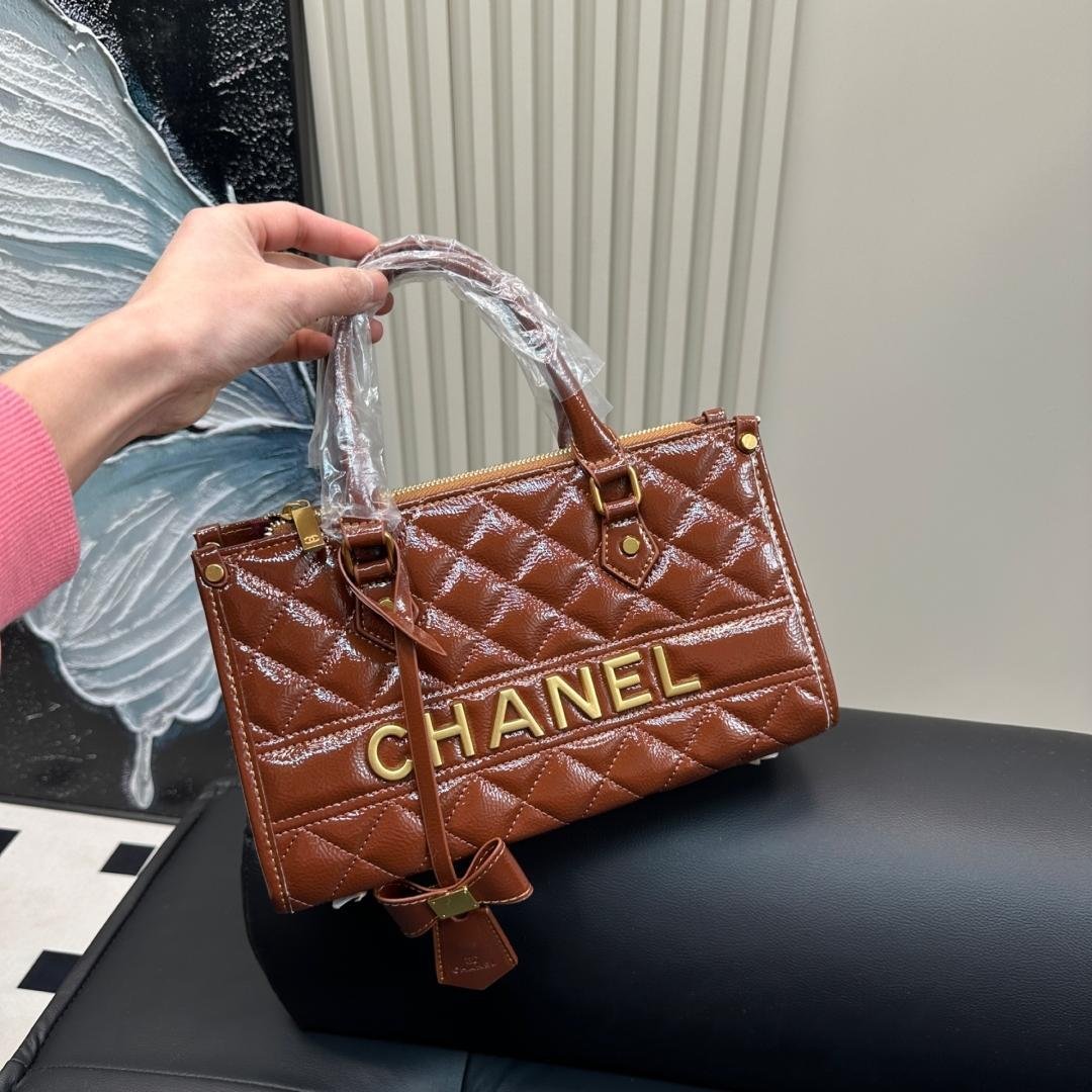 Glossy Quilted Patent Leather Tote Bag – 28cm - 图片 2