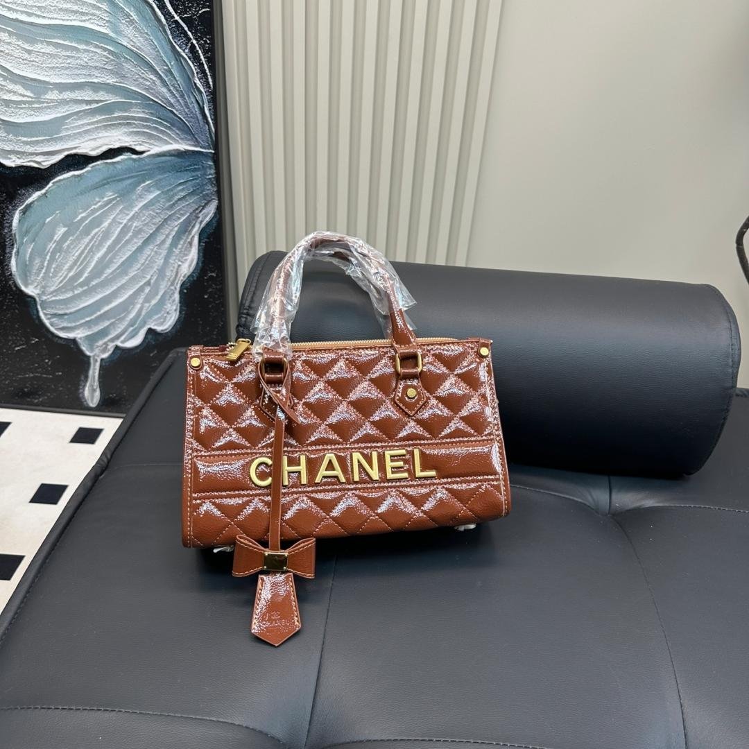 Glossy Quilted Patent Leather Tote Bag – 28cm - 图片 3