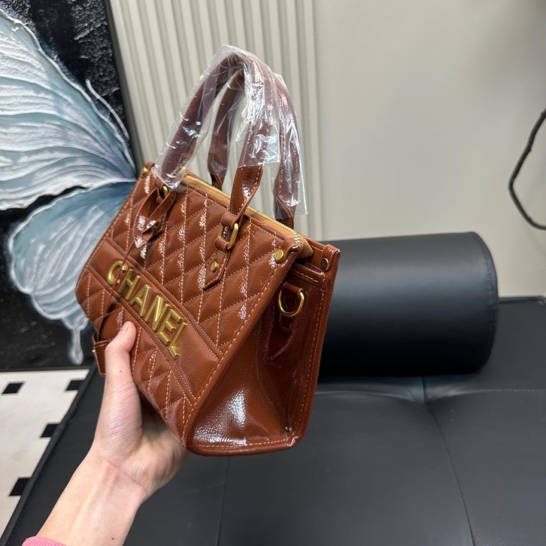 Glossy Quilted Patent Leather Tote Bag – 28cm - 图片 4