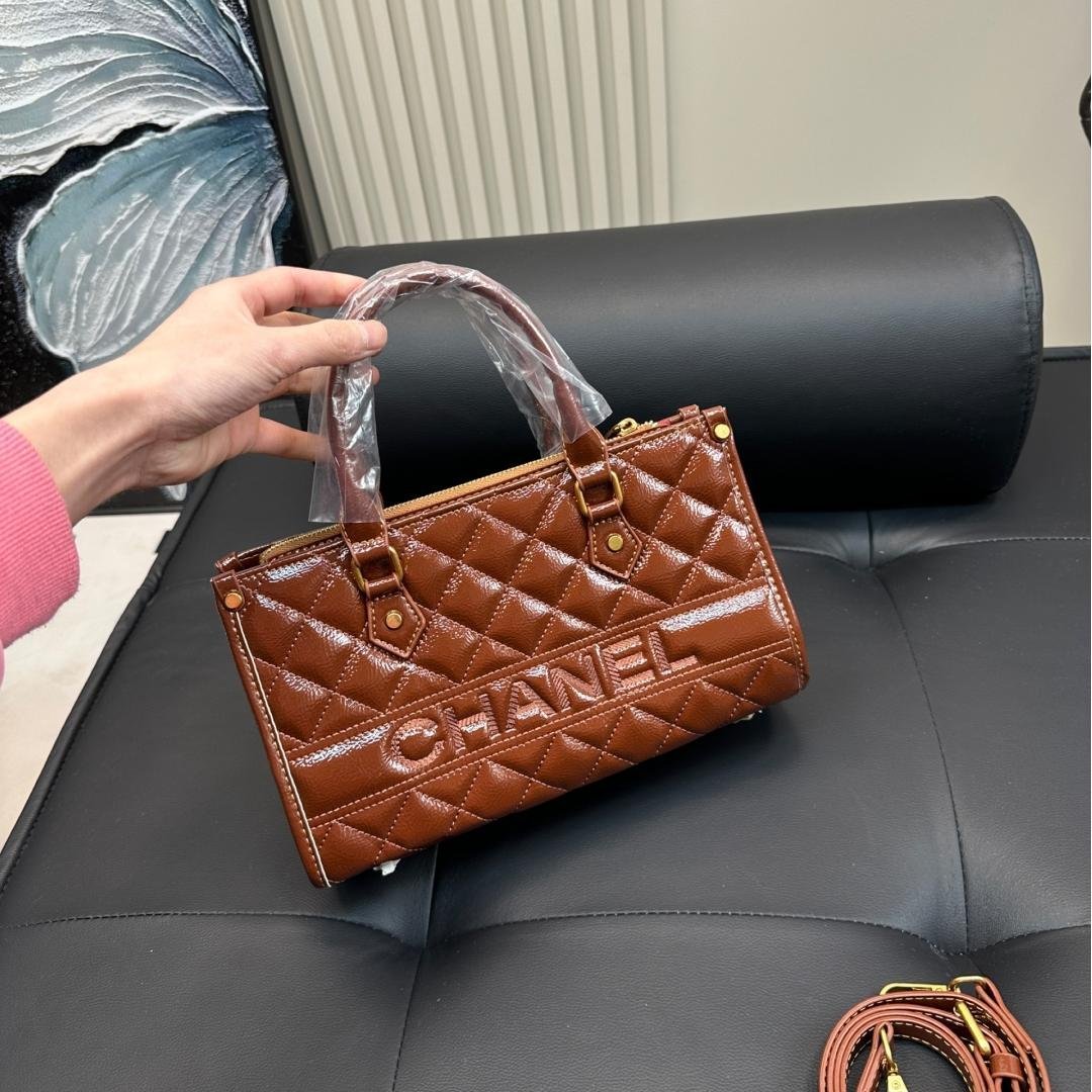 Glossy Quilted Patent Leather Tote Bag – 28cm - 图片 5