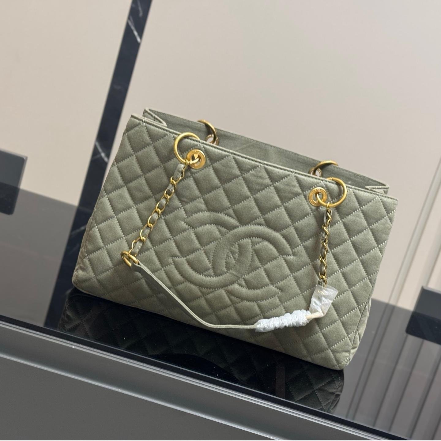 Oversized Denim Quilted Tote Bag with Gold Hardware – 39CM - 图片 2