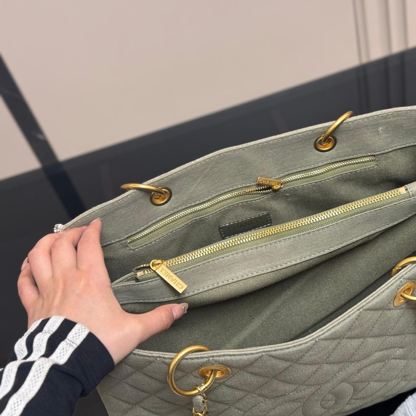 Oversized Denim Quilted Tote Bag with Gold Hardware – 39CM - 图片 3