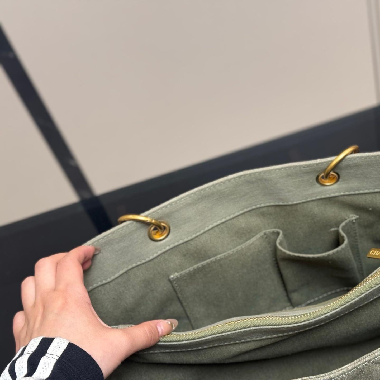 Oversized Denim Quilted Tote Bag with Gold Hardware – 39CM - 图片 4