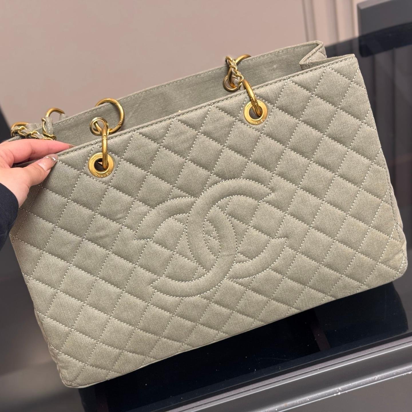 Oversized Denim Quilted Tote Bag with Gold Hardware – 39CM - 图片 5