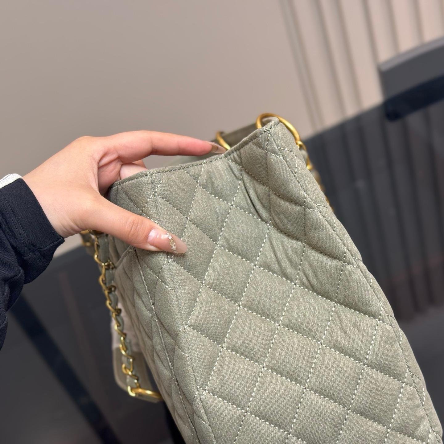 Oversized Denim Quilted Tote Bag with Gold Hardware – 39CM - 图片 6