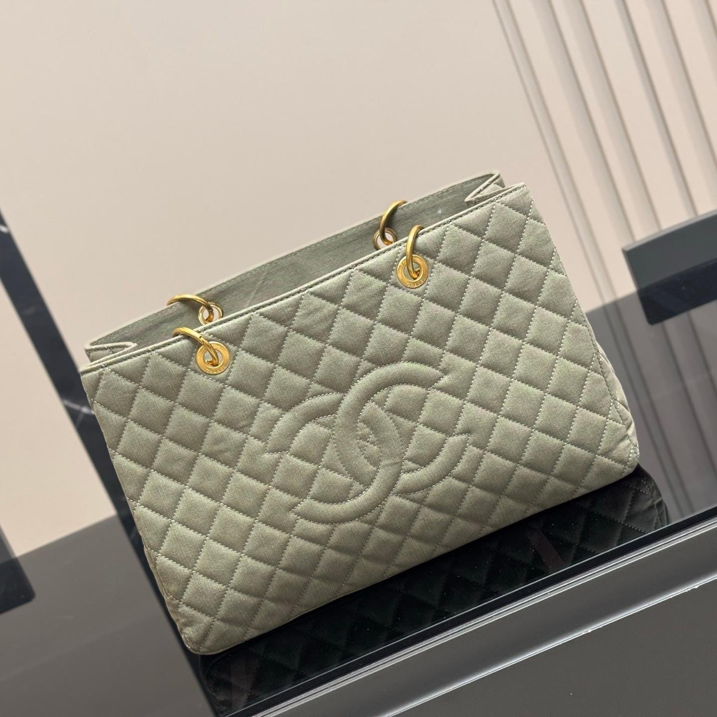 Oversized Denim Quilted Tote Bag with Gold Hardware – 39CM - 图片 9