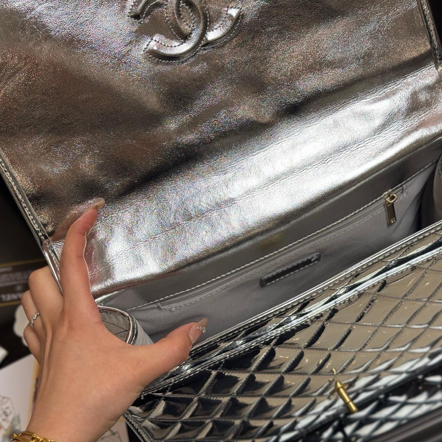 Shiny Quilted Patent Leather Backpack – 32cm Chic Carry - 图片 5