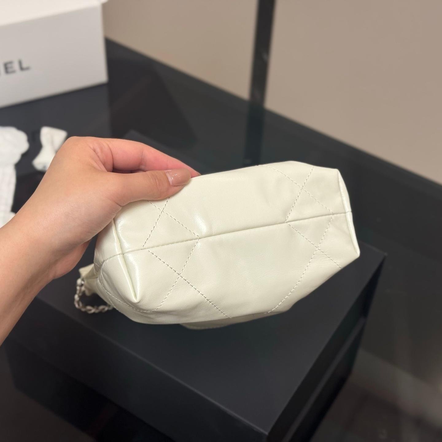 Mini Soft Calfskin Drawstring Bag – 20cm Casual Charm - 图片 9