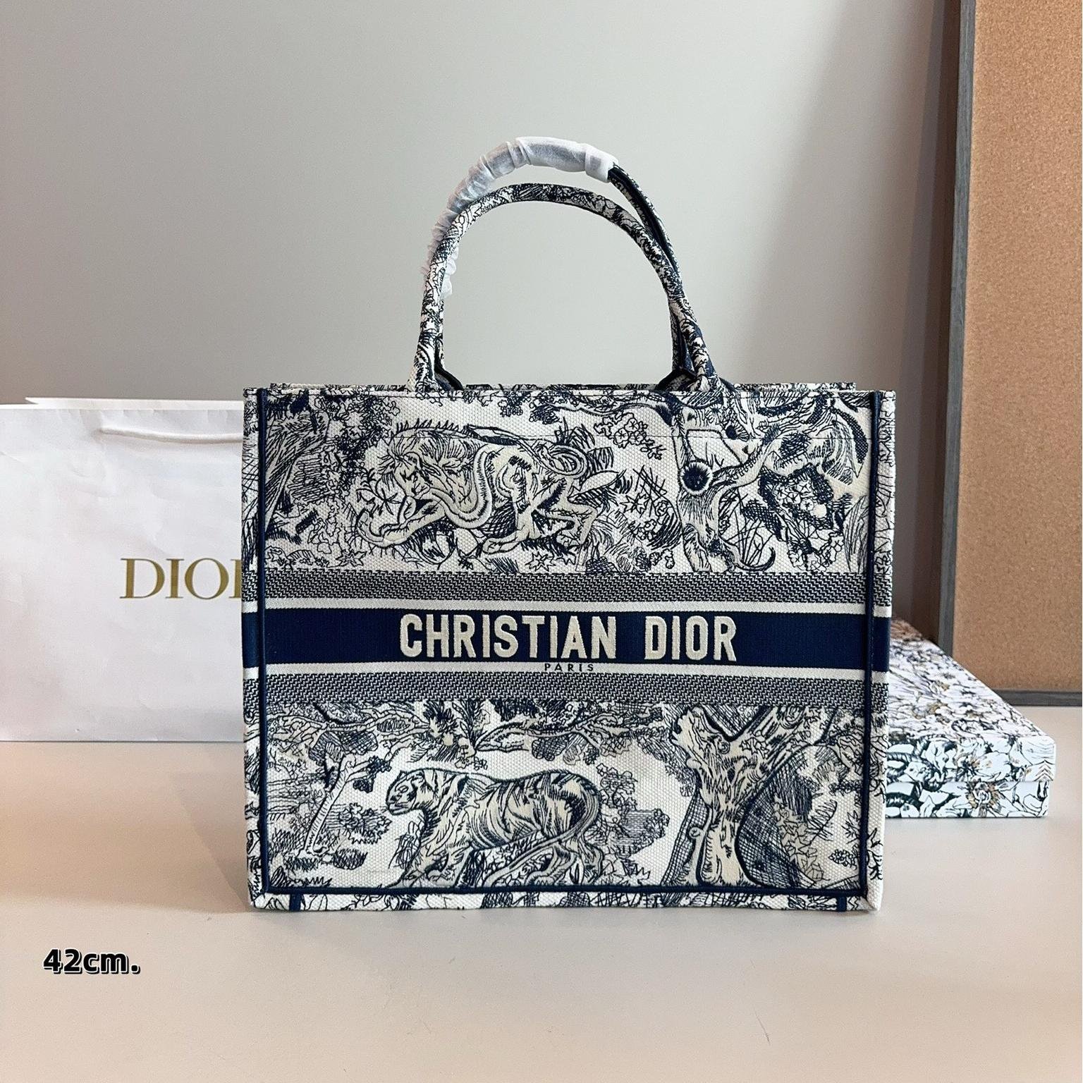 Dior Book Tote in Black & White Paris Allover Embroidered Canvas – Available in 36CM & 41CM - 图片 2