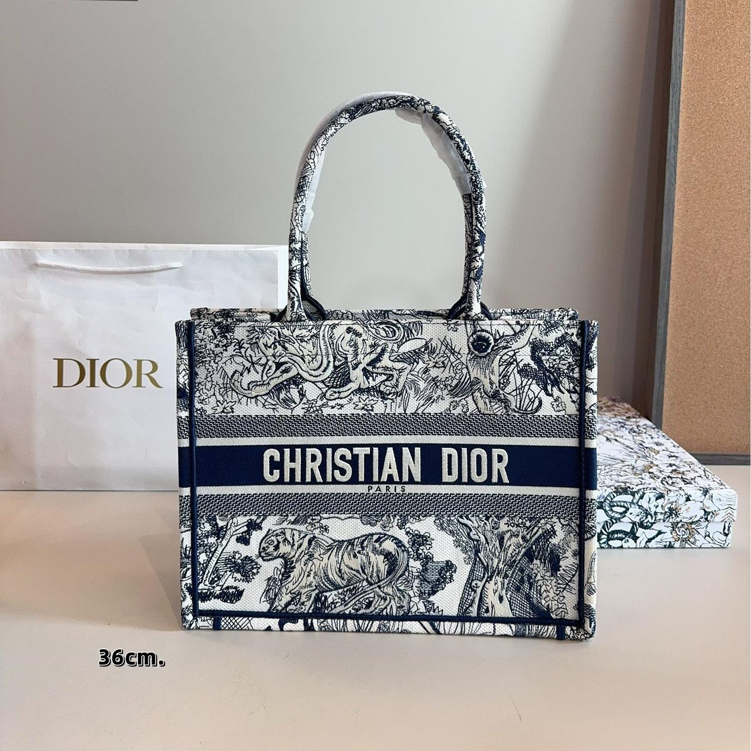 Dior Book Tote in Black & White Paris Allover Embroidered Canvas – Available in 36CM & 41CM - 图片 3
