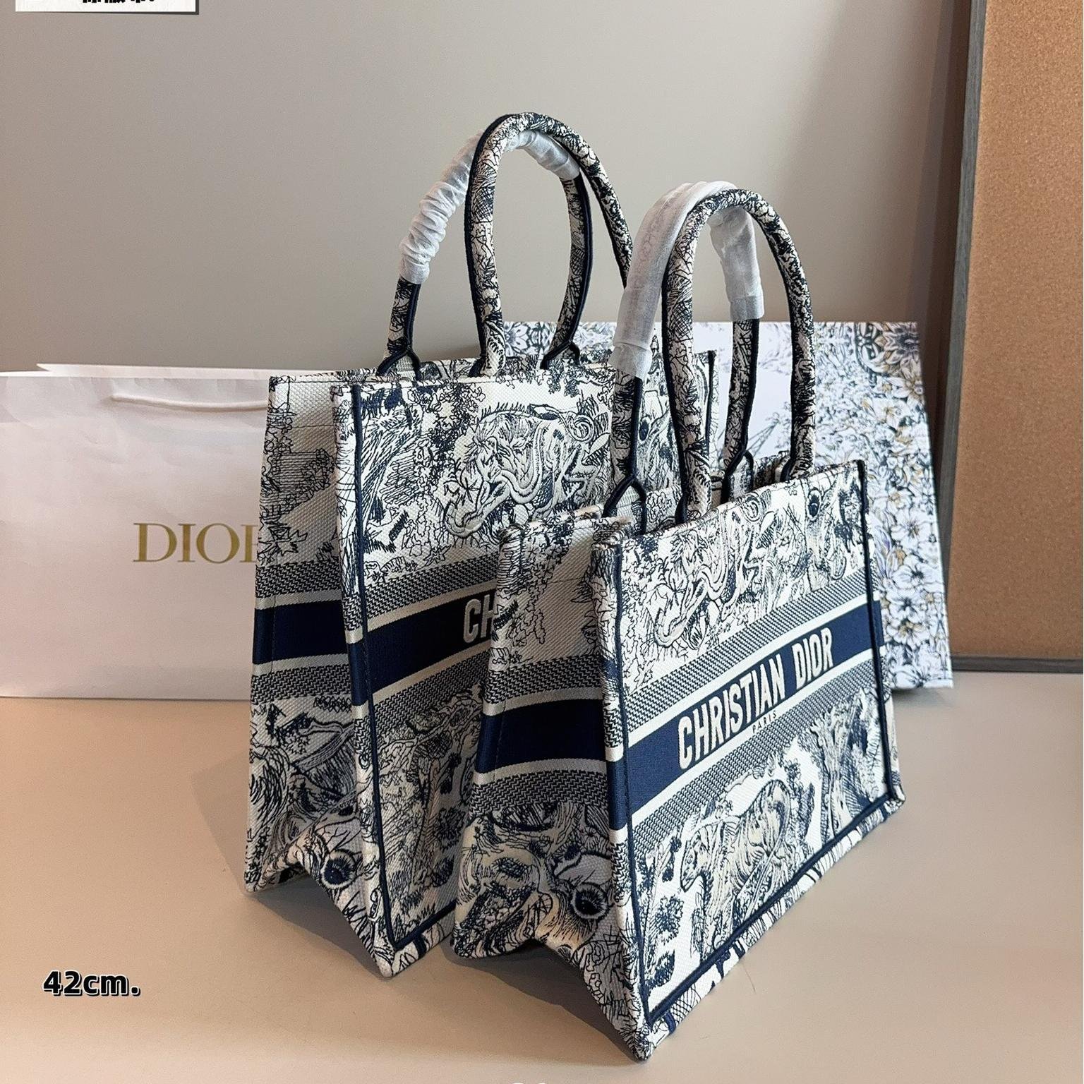 Dior Book Tote in Black & White Paris Allover Embroidered Canvas – Available in 36CM & 41CM - 图片 4