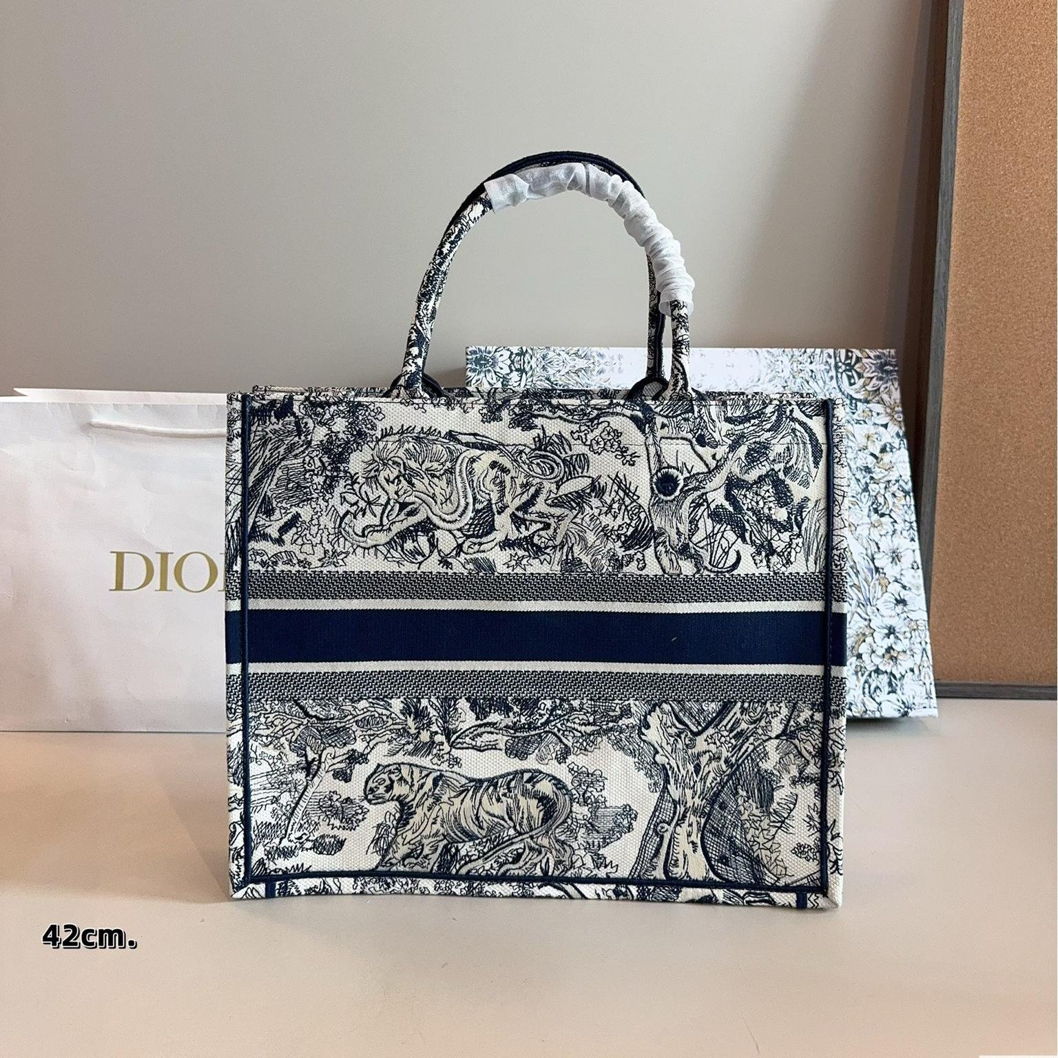 Dior Book Tote in Black & White Paris Allover Embroidered Canvas – Available in 36CM & 41CM - 图片 5