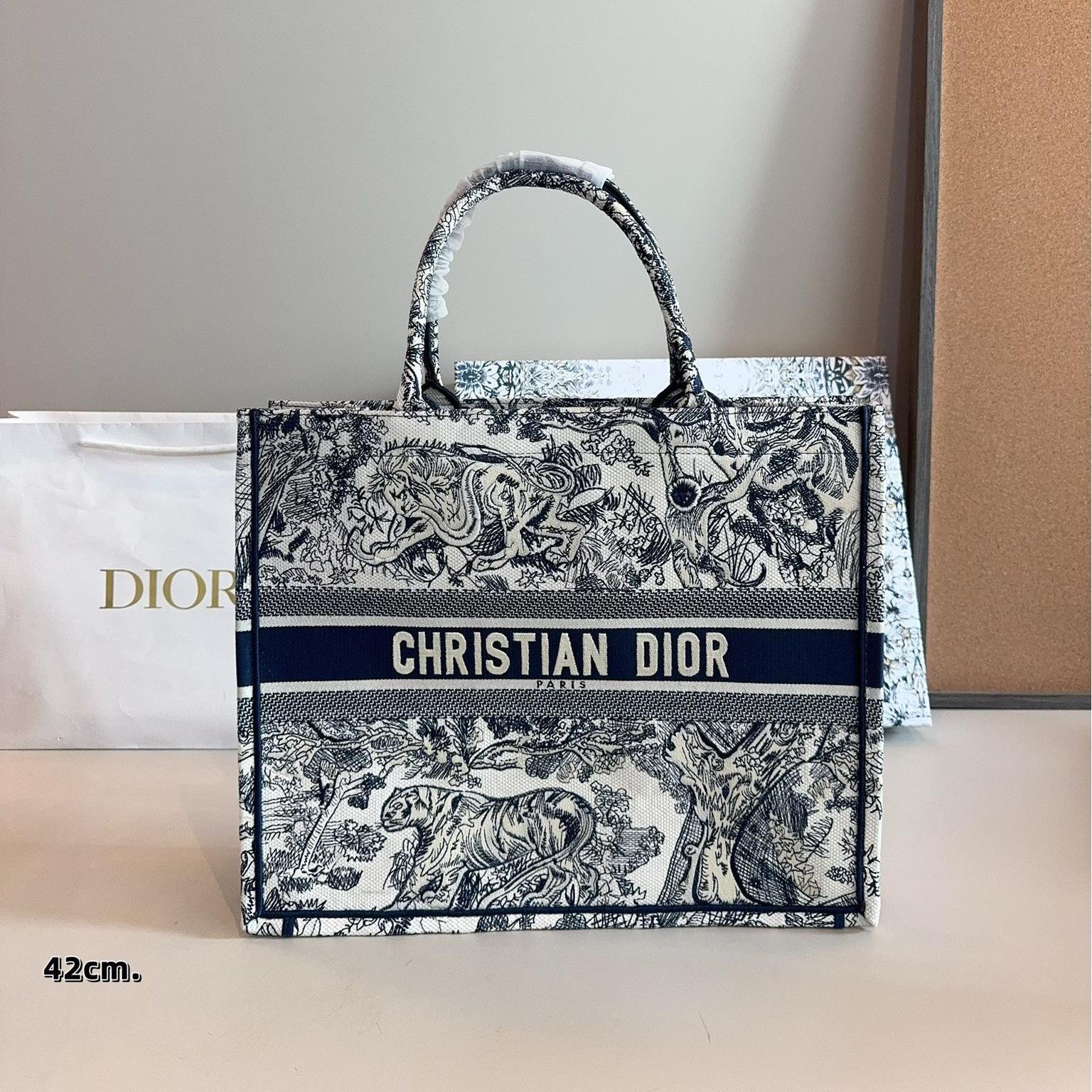 Dior Book Tote in Black & White Paris Allover Embroidered Canvas – Available in 36CM & 41CM - 图片 6