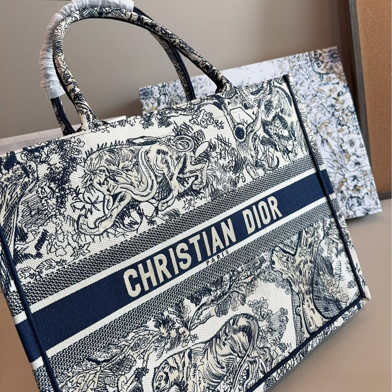 Dior Book Tote in Black & White Paris Allover Embroidered Canvas – Available in 36CM & 41CM - 图片 7