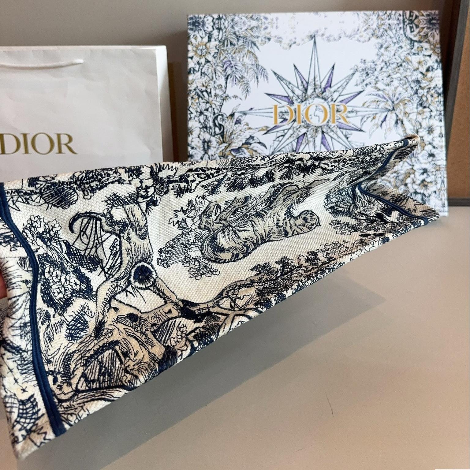 Dior Book Tote in Black & White Paris Allover Embroidered Canvas – Available in 36CM & 41CM - 图片 8
