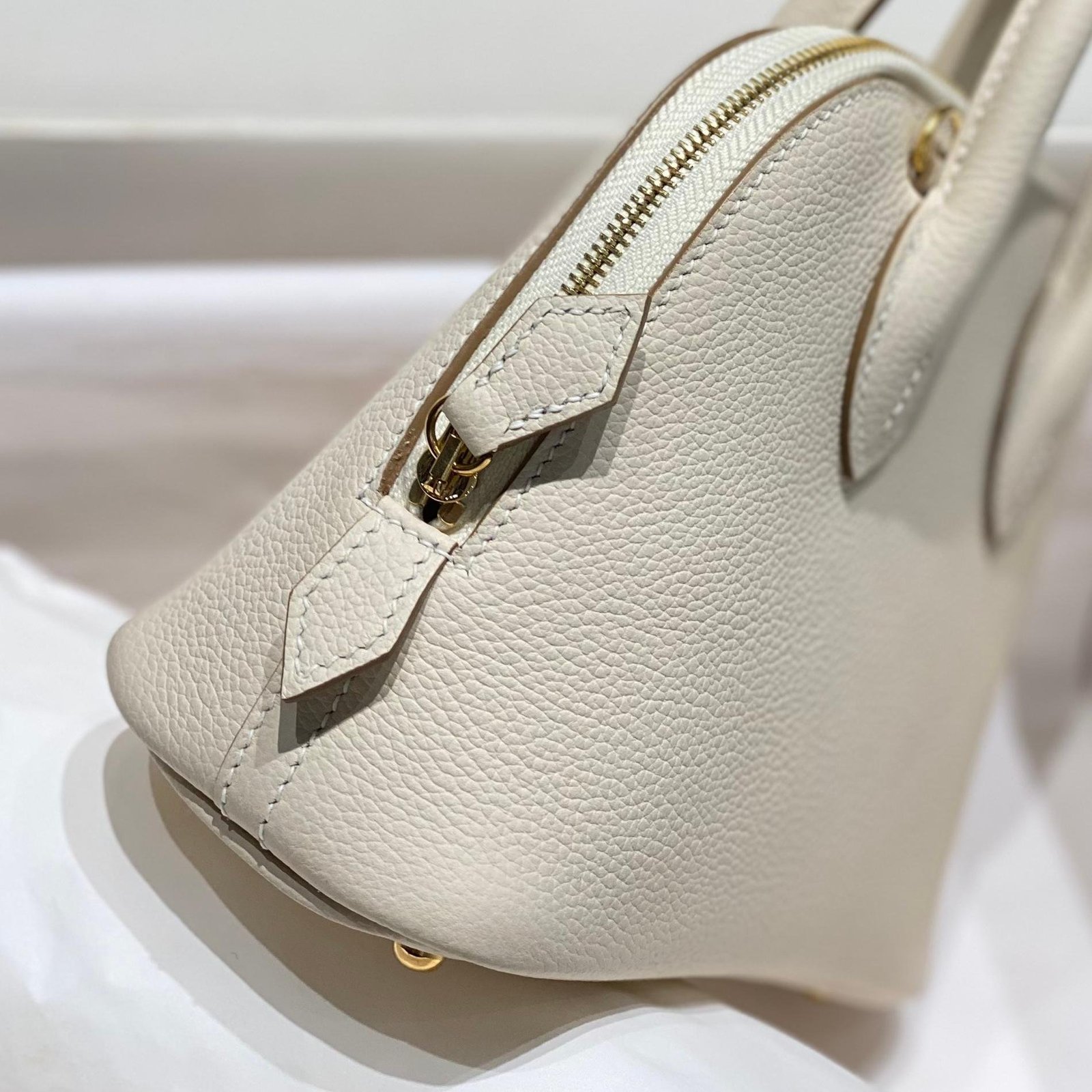 Mini Bolide Bowling Milkshake White Evercolor Leather Gold Hardware - 图片 4