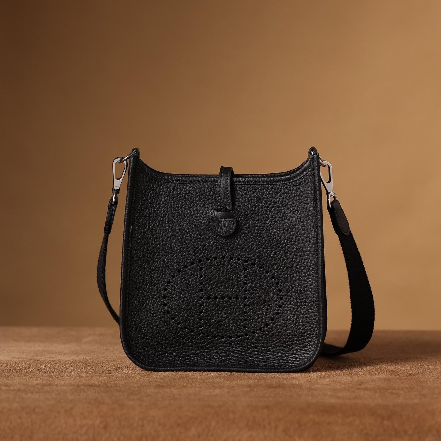 Evelyne Black Silver Hardware 18CM