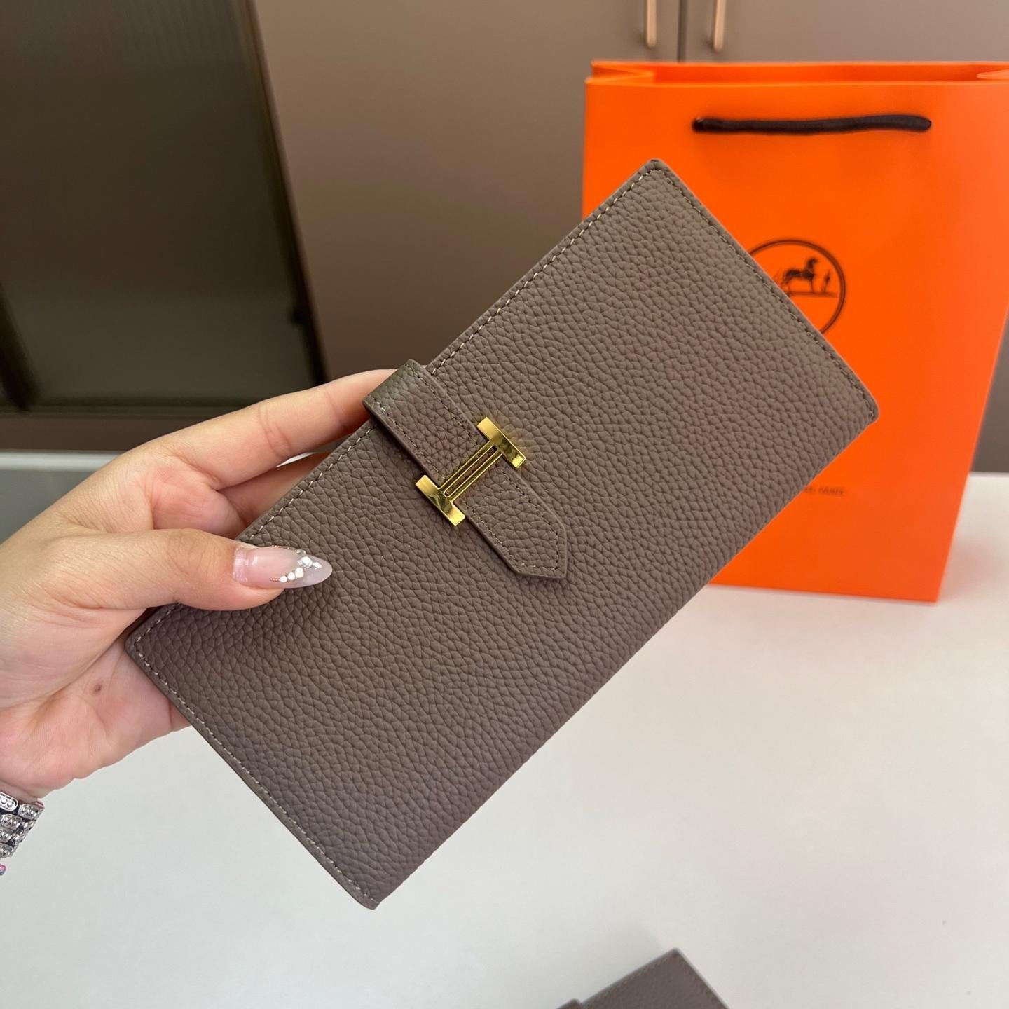 Hermès H-Buckle Leather Wallet – Timeless Slim Cardholder in Grained Calfskin - 图片 5