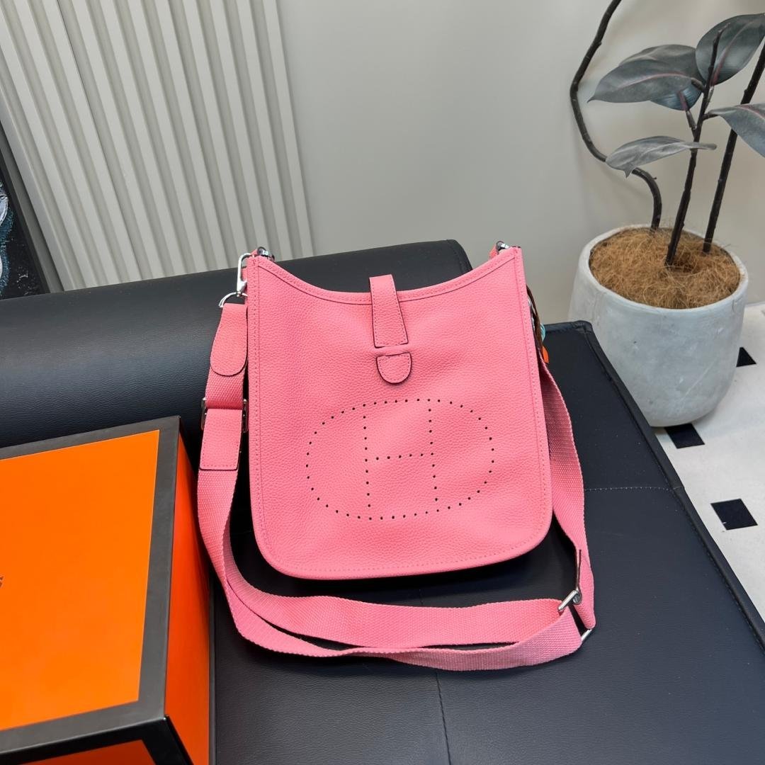 Hermès Evelyne 25 Crossbody Bag in Clemence Leather – Sakura Pink