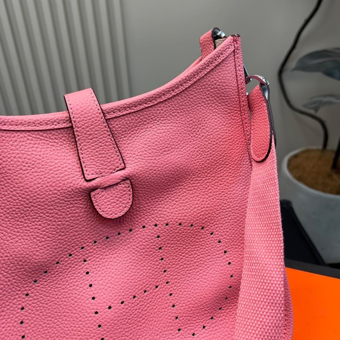 Hermès Evelyne 25 Crossbody Bag in Clemence Leather – Sakura Pink - 图片 3
