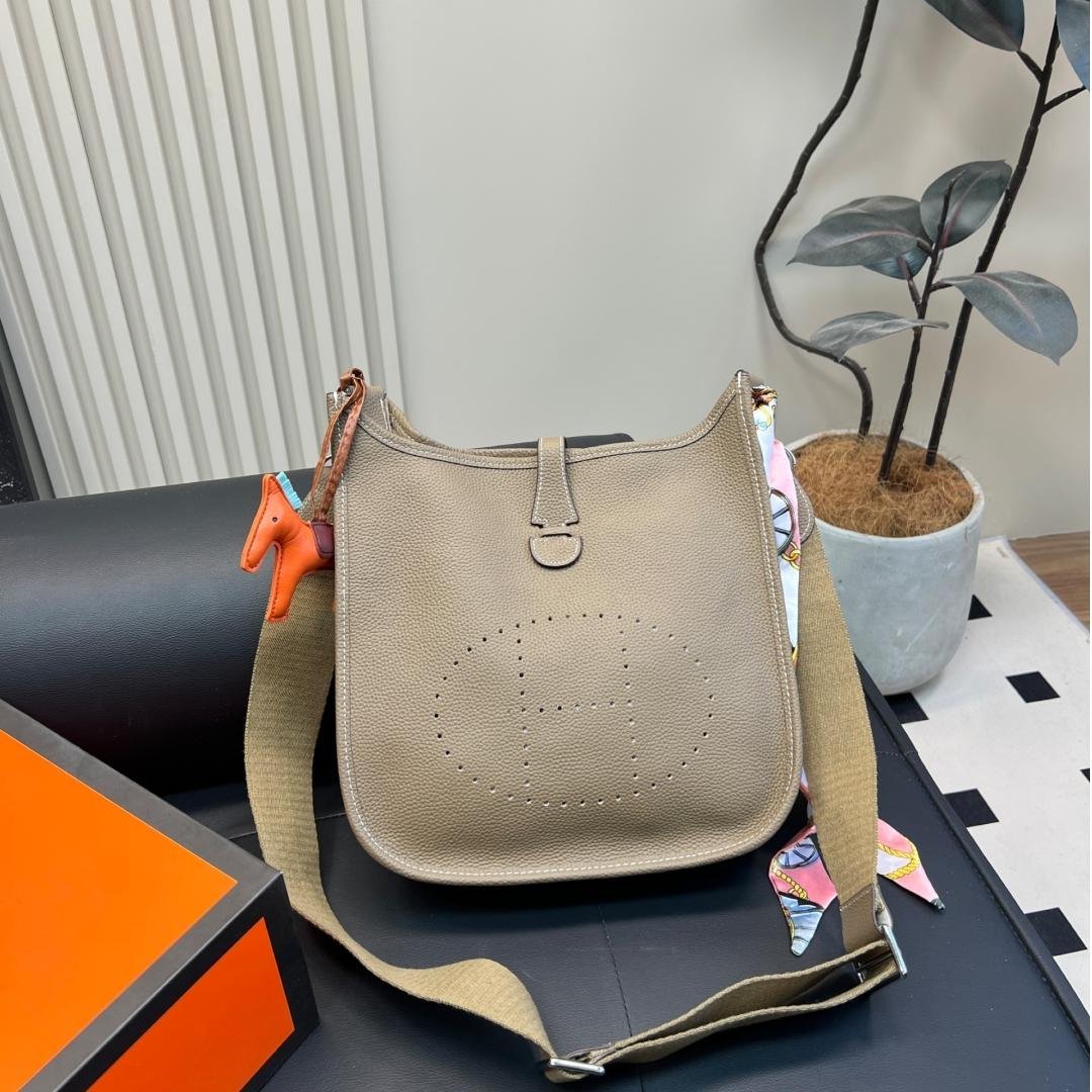 Evelyne 29 III in Taurillon Clemence Leather – Casual Elegance with French Heritage Spirit
