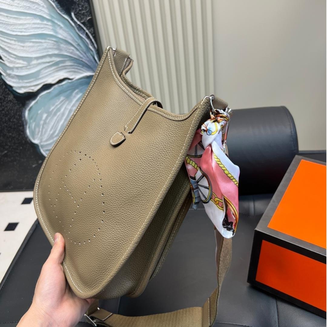 Evelyne 29 III in Taurillon Clemence Leather – Casual Elegance with French Heritage Spirit - 图片 2