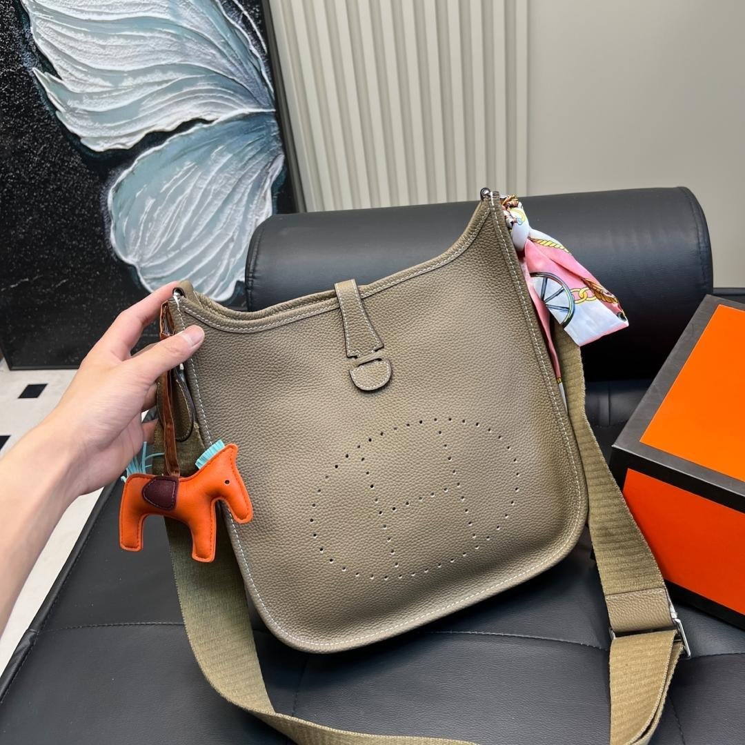Evelyne 29 III in Taurillon Clemence Leather – Casual Elegance with French Heritage Spirit - 图片 3