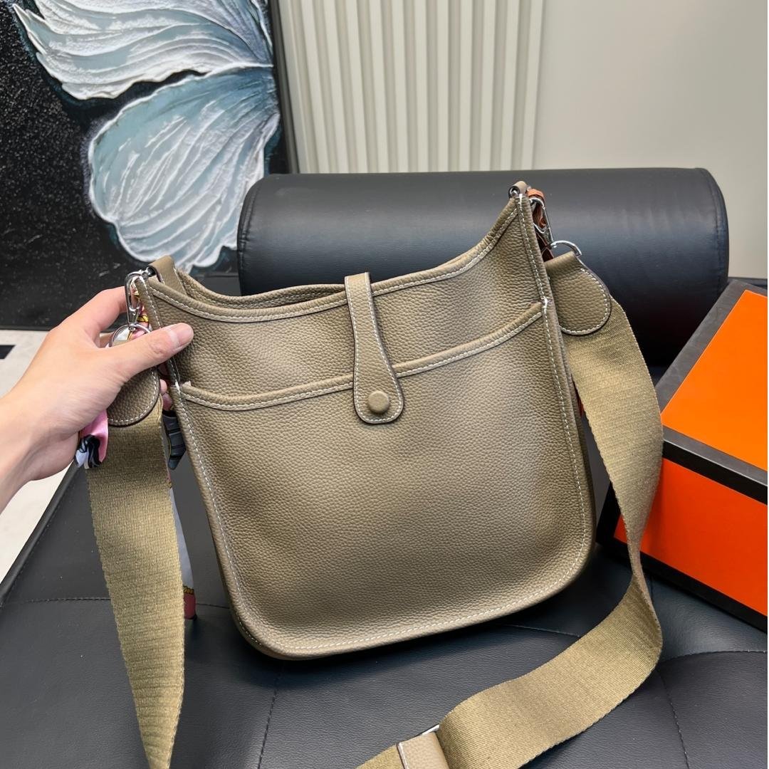 Evelyne 29 III in Taurillon Clemence Leather – Casual Elegance with French Heritage Spirit - 图片 5